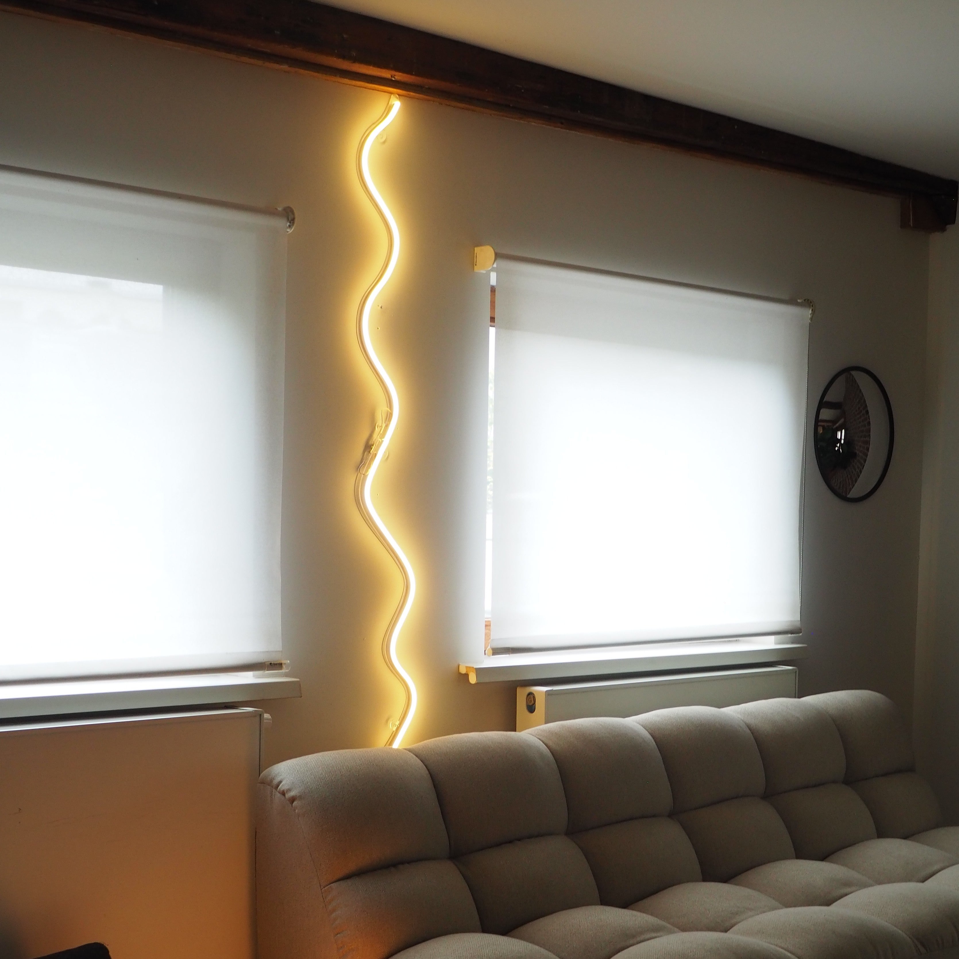 Squiggle by 2LG, Zeichen aus Neon-LEDs